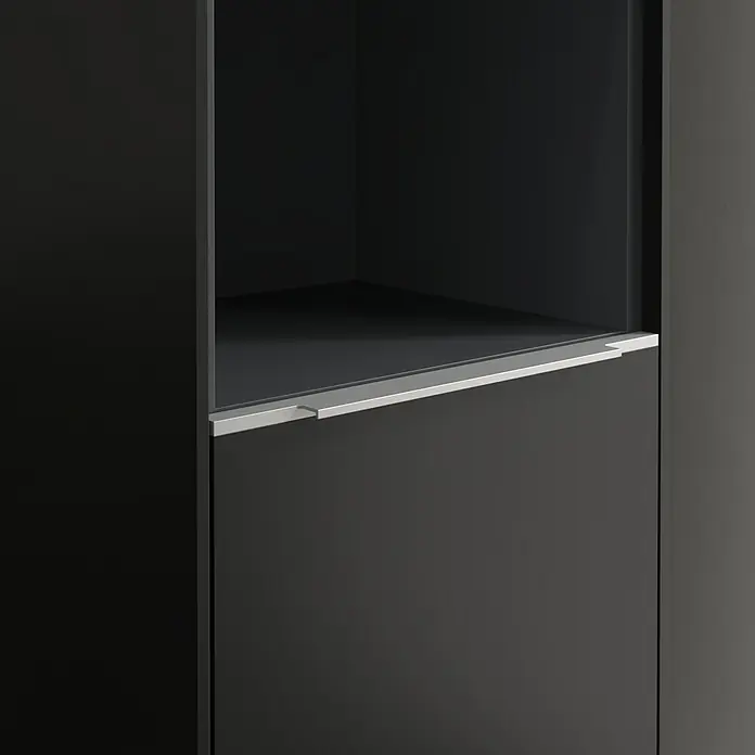 Villeroy & Boch Subway 3.0 Hochschrank - B x T x H: 40 x 36,2 x 171 cm, 1x offenes Fach, 2x Tür, Volcano Black, Farbe Griff: Aluminium glänzend, DIN Anschlag: Rechts - Nahaufnahme eines modernen, schwarzen Schranks mit silbernem Griff, der elegantes Design und Funktionalität vereint.