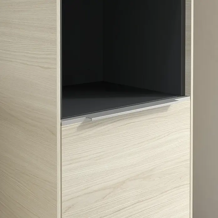 Villeroy & Boch Subway 3.0 Hochschrank - B x T x H: 40 x 36,2 x 171 cm, 1x offenes Fach, 2x Tür, White Oak, Farbe Griff: Aluminium glänzend, DIN Anschlag: Rechts - Nahaufnahme eines hellen Holzschranks mit einem offenen Fach und einer Schublade mit einem schmalen, silbernen Griff.