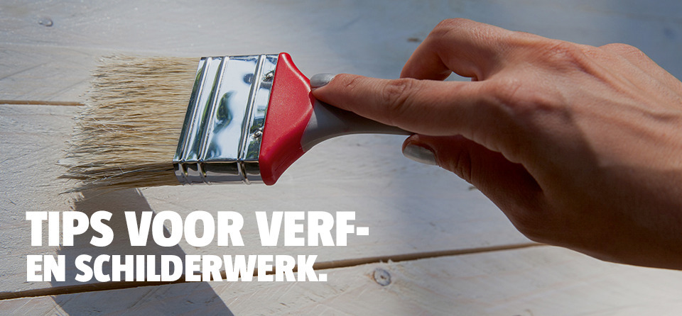 hand-met-kwast-op-houten-balken