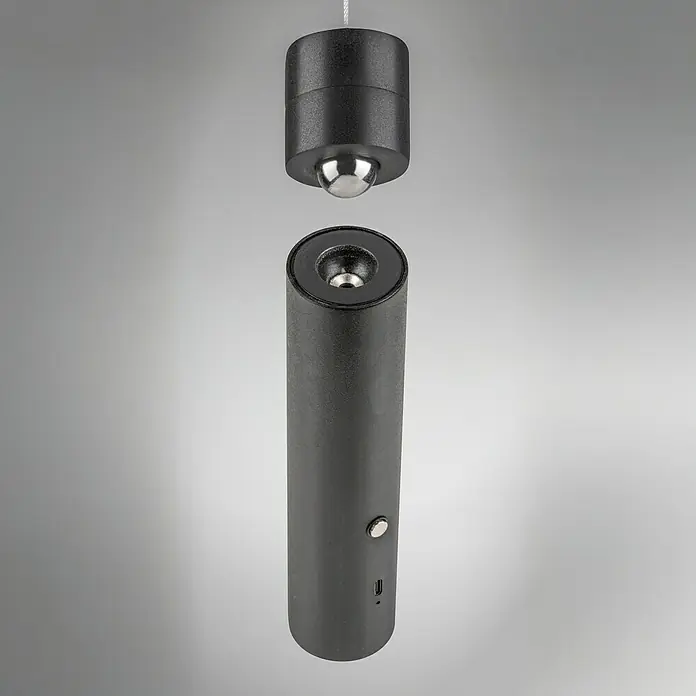 Just Light LED-Akku-Pendelleuchte Attach - 3 W, Schwarz, Warmweiß - Das Bild zeigt eine moderne, schwarze LED-Hängeleuchte, die aus zwei Teilen besteht und ein minimalistisches Design aufweist.