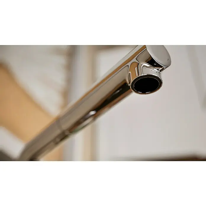Hansgrohe Grifo de cocina Talis M54 270 - Cromo, Brillante - Primer plano de un grifo cromado brillante con un diseño limpio y moderno sobre un fondo brillante y borroso.