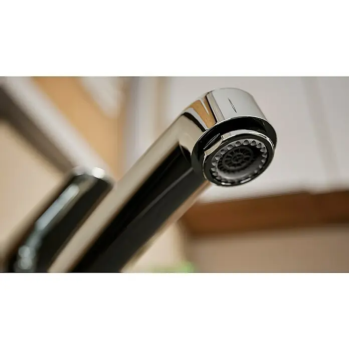 Hansgrohe Grifo de cocina Logis 120 - Cromo, Brillante - Primer plano de un grifo elegante y moderno con un acabado cromado brillante y un cabezal rociador negro, ideal para cocinas o baños.