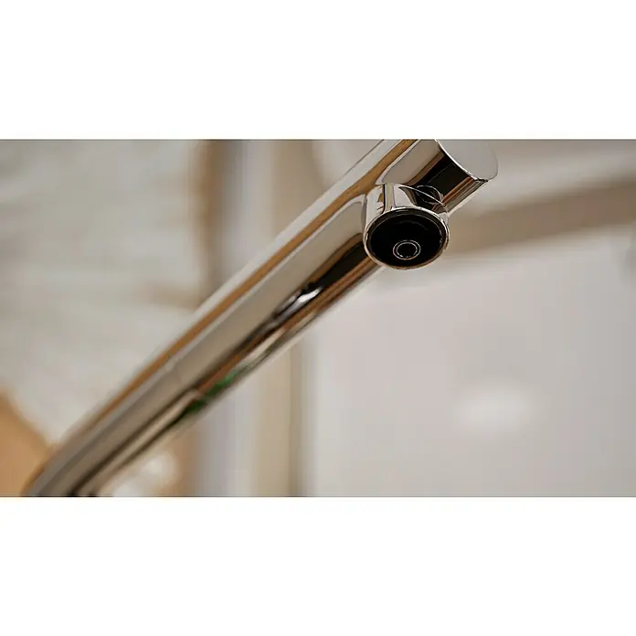 Grohe Spültischarmatur Blue Home - Höhe: 36,8 cm, L-Auslauf, Chrom, Glänzend, Schwenkbar - Nahaufnahme eines modernen, glänzenden Chrom-Wasserhahns, der ein elegantes und minimalistisches Baddesign betont.