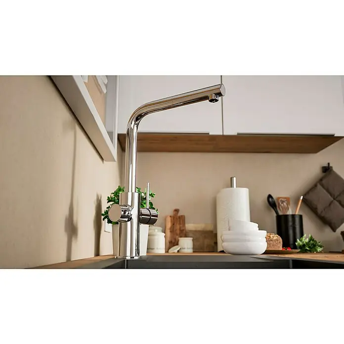 Grohe Spültischarmatur Blue Home - Höhe: 36,8 cm, L-Auslauf, Chrom, Glänzend, Schwenkbar - Eine glänzende Chrom-Küchenarmatur steht im Fokus, umgeben von einer stilvollen Küchenkulisse mit hellen Elementen und natürlichen Farbtönen.