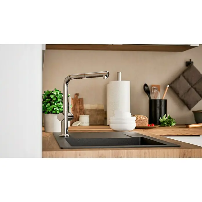Hansgrohe Grifo de cocina Talis M54 270 - Cromo, Brillante - Cocina moderna con un elegante grifo cromado sobre un fregadero negro, complementada con encimeras de madera y elementos decorativos.