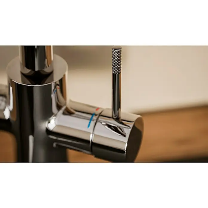 Grohe Spültischarmatur Blue Home - Höhe: 36,8 cm, L-Auslauf, Chrom, Glänzend, Schwenkbar - Nahaufnahme eines verchromten Wasserhahns mit Temperaturanzeigen und einem gerändelten Griff. Das Design ist modern und minimalistisch.