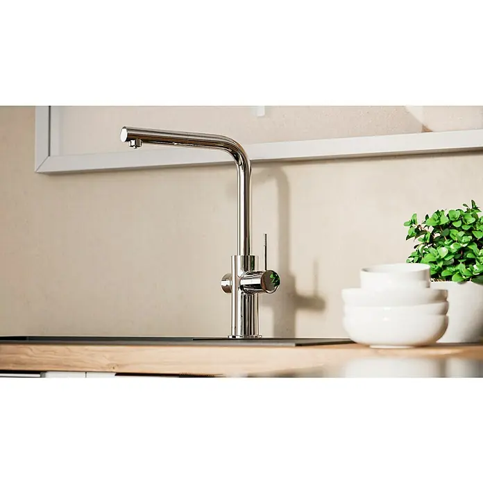 Grohe Spültischarmatur Blue Home - Höhe: 36,8 cm, L-Auslauf, Chrom, Glänzend, Schwenkbar - Nahaufnahme einer glänzenden Küchenarmatur mit elegantem Design, perfekt für moderne Küchen. Dekorative Elemente wie Schalen und Grünpflanzen ergänzen das Bild.