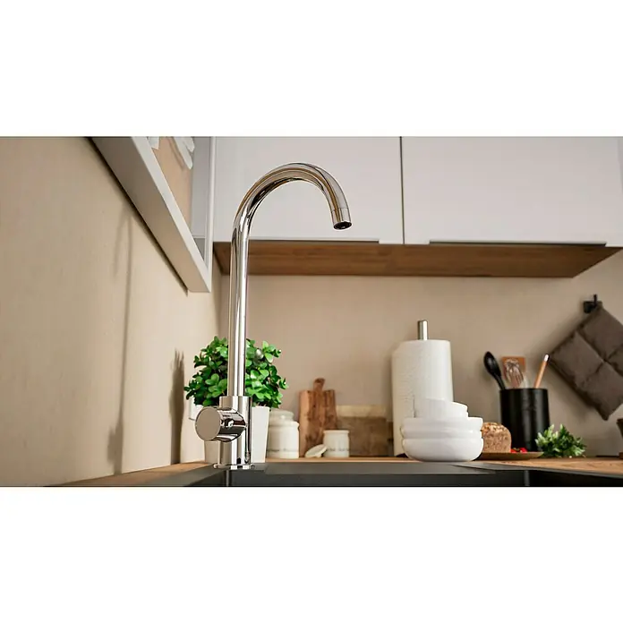 Grohe Spültischarmatur Blue Home Mono - Höhe: 37,9 cm, C-Auslauf, Chrom, Glänzend, Schwenkbar - Nahaufnahme eines modernen Spültischarmatur in einer stilvollen Küche. Das schlanke Design ergänzt die Einrichtung perfekt.