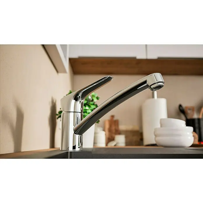 Hansgrohe Grifo de cocina Logis 120 - Cromo, Brillante - Primer plano de un grifo moderno en una cocina con un diseño elegante. El grifo cromado es un punto focal.