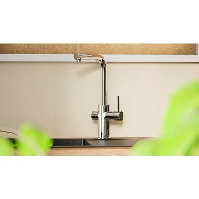 Grohe Spültischarmatur Blue Home - Höhe: 36,8 cm, L-Auslauf, Chrom, Glänzend, Schwenkbar - Nahaufnahme eines glänzenden, modernen Wasserhahns in einer Küche.