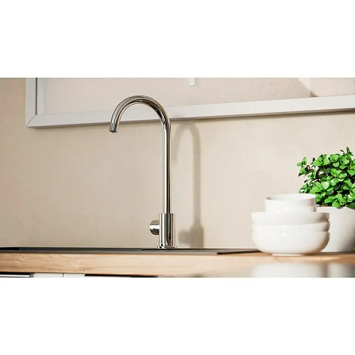 Grohe Spültischarmatur Blue Home Mono - Höhe: 37,9 cm, C-Auslauf, Chrom, Glänzend, Schwenkbar - Glänzender Wasserhahn aus Chrom, der Eleganz und Moderne in jede Küche bringt, mit passenden Schüsseln und einer grünen Pflanze.