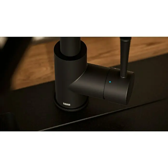 Lenz Spültischarmatur Olina - Schwarz, Matt, Höhe: 27,7 cm, Messing - Nahaufnahme einer modernen, mattschwarzen Küchenarmatur mit schlankem Design und minimalistischer Ästhetik, die auf einer dunklen Oberfläche montiert ist.