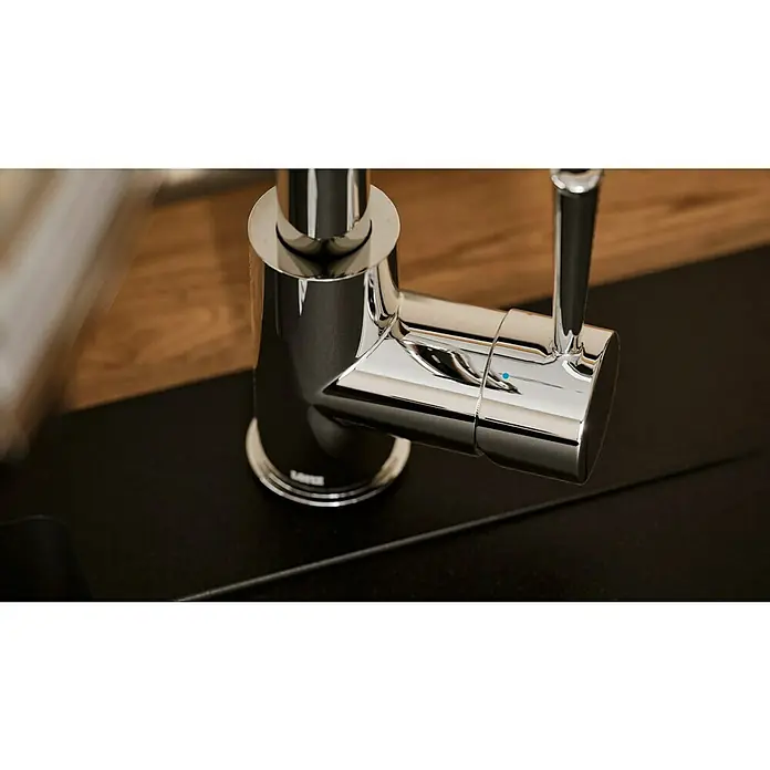 Lenz Spültischarmatur Olina - Chrom, Glänzend, Höhe: 27,7 cm, Messing - Nahaufnahme einer modernen, verchromten Küchenarmatur mit elegantem Design und blauen Akzenten auf einer dunklen Arbeitsplatte.