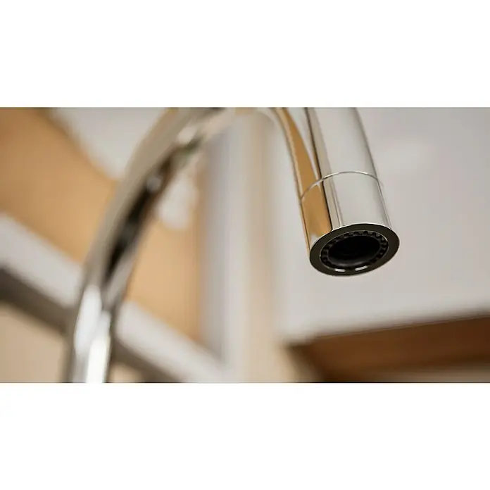 Lenz Spültischarmatur Mana - Chrom, Glänzend - Nahaufnahme eines glänzenden, modernen Wasserhahns mit detailliertem Auslauf, der Funktionalität und Stil in den Vordergrund stellt.
