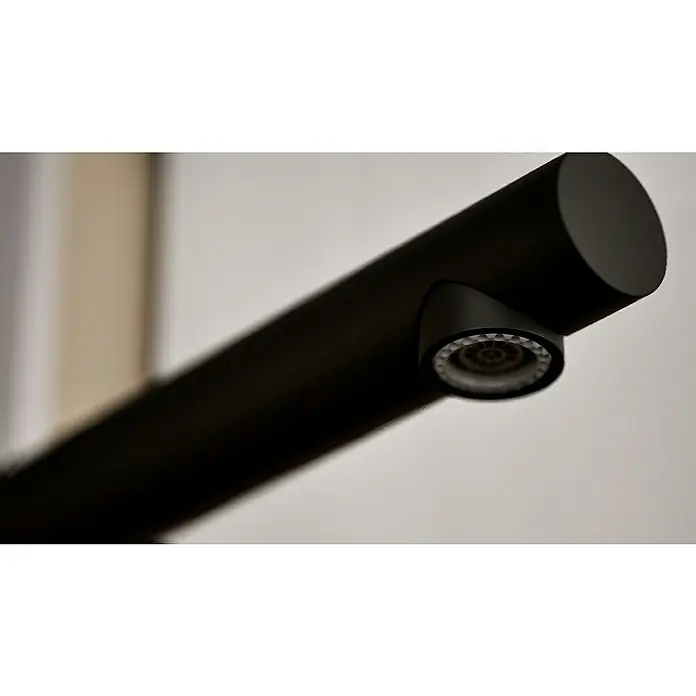 Lenz Spültischarmatur Olina - Schwarz, Matt, Höhe: 27,7 cm, Messing - Nahaufnahme eines modernen, mattschwarzen Wasserhahns mit zylindrischem Design und klaren Linien vor einem neutralen Hintergrund.