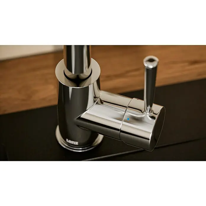 Lenz Spültischarmatur Mana - Chrom, Glänzend - Nahaufnahme einer glänzenden LENZ Armatur aus Chrom, die Eleganz und Funktionalität für moderne Küchen und Bäder vereint.