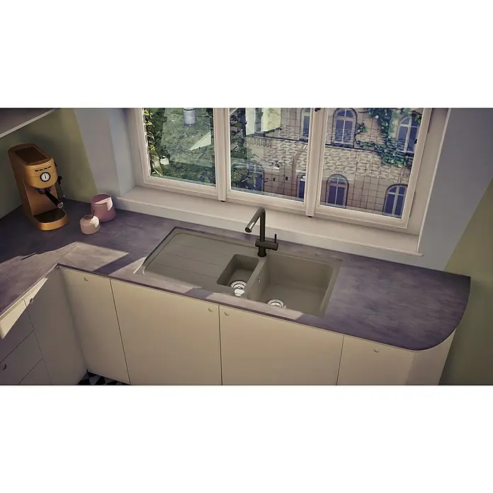 Respekta Einbauspüle Austin - 100 x 50 cm, Grau, Anzahl Becken: 1,5 Stk. - Hochwinkelaufnahme einer modernen Küchenspüle mit Abtropffläche und Armatur vor einem Fenster mit Blick auf die städtische Architektur.