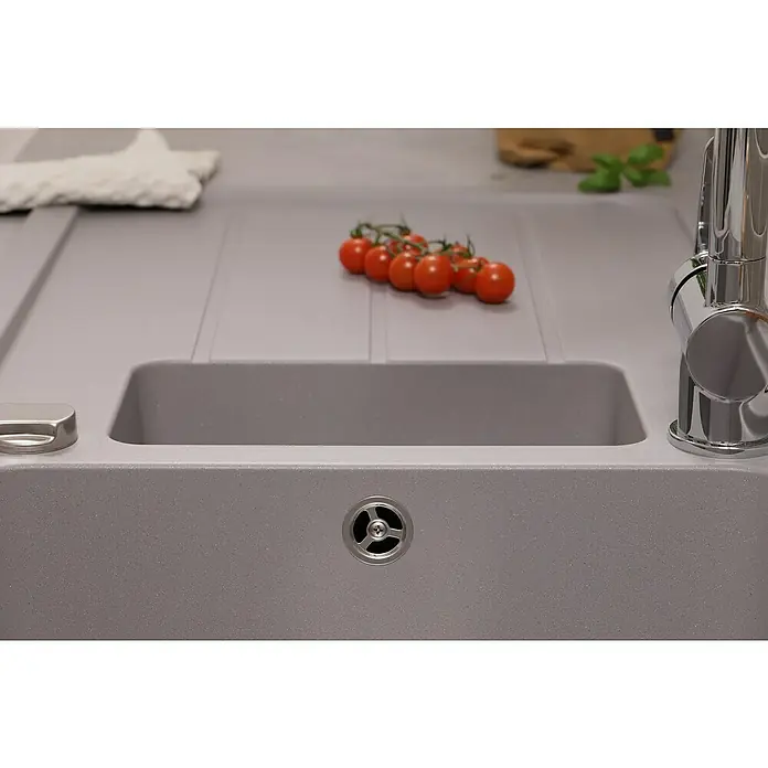 Respekta Einbauspüle Austin - 100 x 50 cm, Grau, Anzahl Becken: 1,5 Stk. - Nahaufnahme einer Küchenspüle mit Armatur und einer Reihe roter Kirschtomaten. Das Spülbecken ist aus robustem, grauem Material gefertigt.