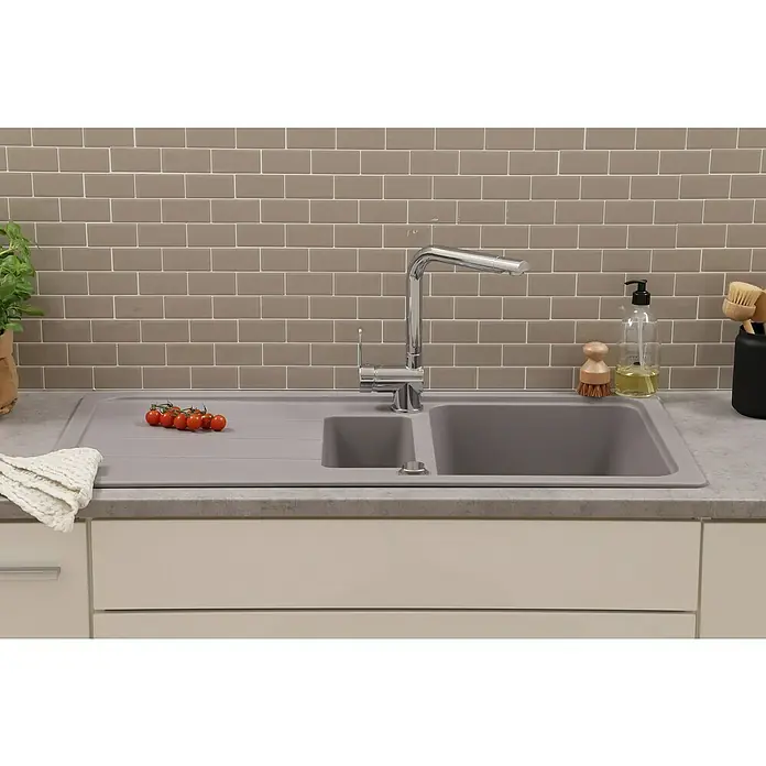 Respekta Einbauspüle Austin - 100 x 50 cm, Grau, Anzahl Becken: 1,5 Stk. - Eine Küchenspüle mit Abtropffläche, Armatur und diversem Küchenzubehör wie Spülmittel und Bürsten.