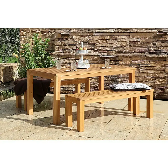 Joda Gartentisch Perth - L x B x H: 160 x 90 x 75 cm, Eukalyptus, Natur - Gartentisch mit Bänken auf einer Terrasse. Das Set besteht aus hellem Holz und bietet Platz für Mahlzeiten im Freien.