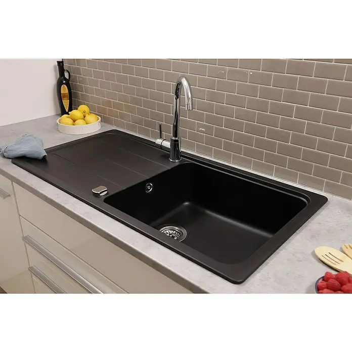 Respekta Einbauspüle Austin - 100 x 50 cm, Schwarz, Anzahl Becken: 1 Stk. - Hier ist eine Nahaufnahme einer stilvollen schwarzen Spüle mit Abtropffläche und modernem Wasserhahn in einer hellen Küche.