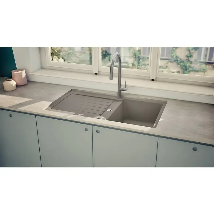 Respekta Einbauspüle Austin - 86 x 50 cm, Grau, Anzahl Becken: 1 Stk. - Eine moderne Küchenspüle mit Abtropffläche und einem eleganten Wasserhahn, eingebaut in eine helle Arbeitsplatte mit schlichten Schränken darunter.