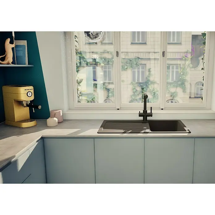 Respekta Einbauspüle Austin - 86 x 50 cm, Schwarz, Anzahl Becken: 1 Stk. - Nahaufnahme einer modernen Küchenspüle mit Armatur vor einem Fenster, das einen Blick auf die Stadt bietet. Elegantes Küchendesign.