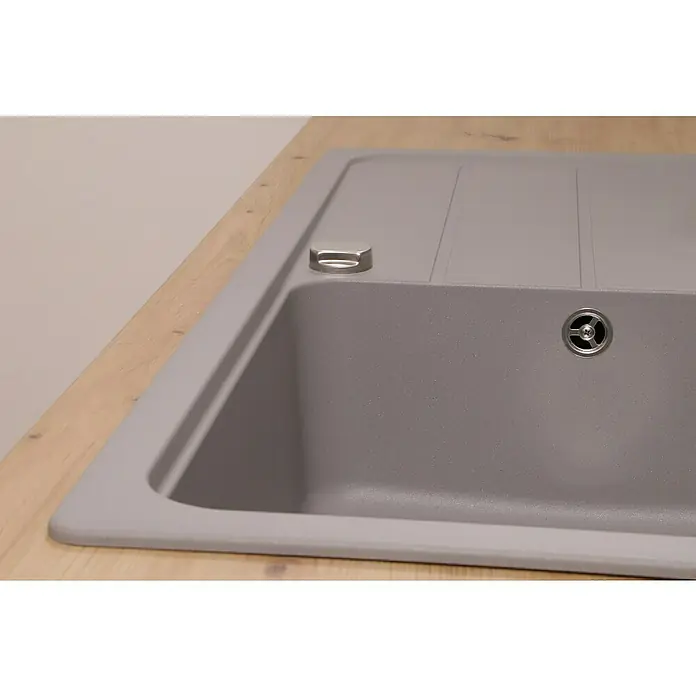 Respekta Einbauspüle Austin - 100 x 50 cm, Grau, Anzahl Becken: 1 Stk. - Nahaufnahme einer Spüle aus Verbundwerkstoff in einer Küche, die das elegante Design und die Funktionalität hervorhebt.