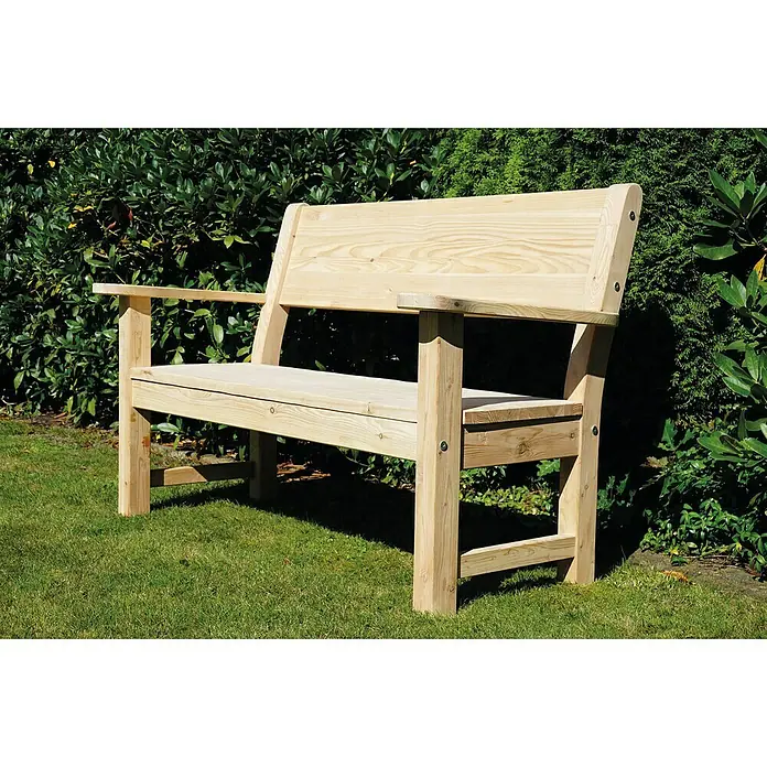 Joda Gartenbank Jever - B x T x H: 135 x 63 x 93 cm, Lärche, Natur - Holzbank im Freien vor grüner Hecke. Die Gartenbank mit Armlehnen ist aus hellem Holz und steht auf einem Rasen.