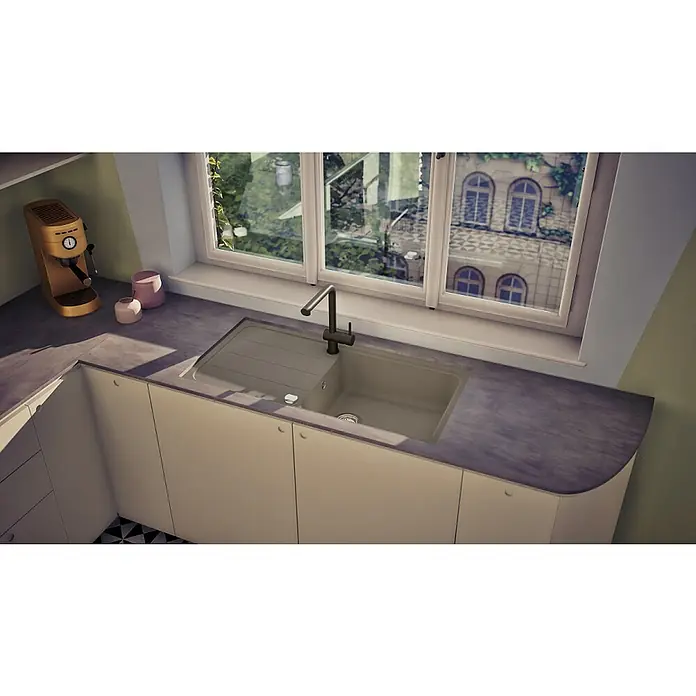 Respekta Einbauspüle Austin - 100 x 50 cm, Grau, Anzahl Becken: 1 Stk. - Ansicht eines modernen Spülbeckens mit einer eleganten Armatur und hellen Schränken, die unter einem Fenster installiert sind.
