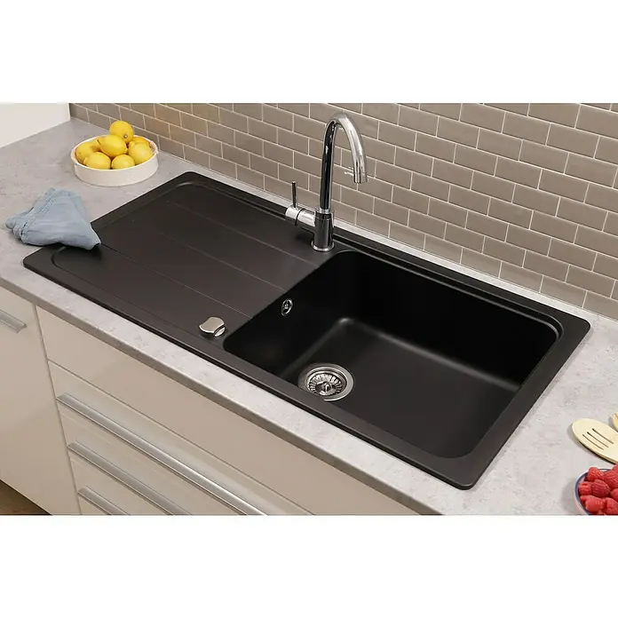 Respekta Einbauspüle Austin - 100 x 50 cm, Schwarz, Anzahl Becken: 1 Stk. - Detaillierte Ansicht einer schwarzen Küchenspüle mit Abtropffläche und Chromarmatur, eingebettet in eine moderne Arbeitsplatte.