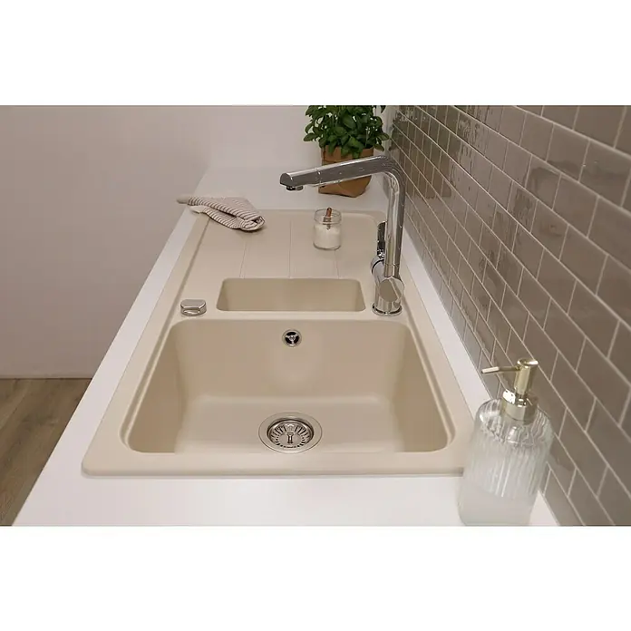 Respekta Einbauspüle Austin - 100 x 50 cm, Vanille, Anzahl Becken: 1,5 Stk. - Nahaufnahme einer hellen Küchenspüle mit Abtropffläche, Armatur, Seifenspender und kleinem Kräutertopf.
