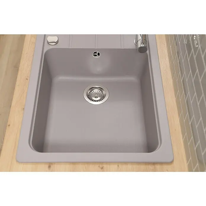 Respekta Einbauspüle Austin - 100 x 50 cm, Grau, Anzahl Becken: 1 Stk. - Nahaufnahme einer modernen, grauen Küchenspüle aus Verbundmaterial mit glänzender Armatur und Abfluss.