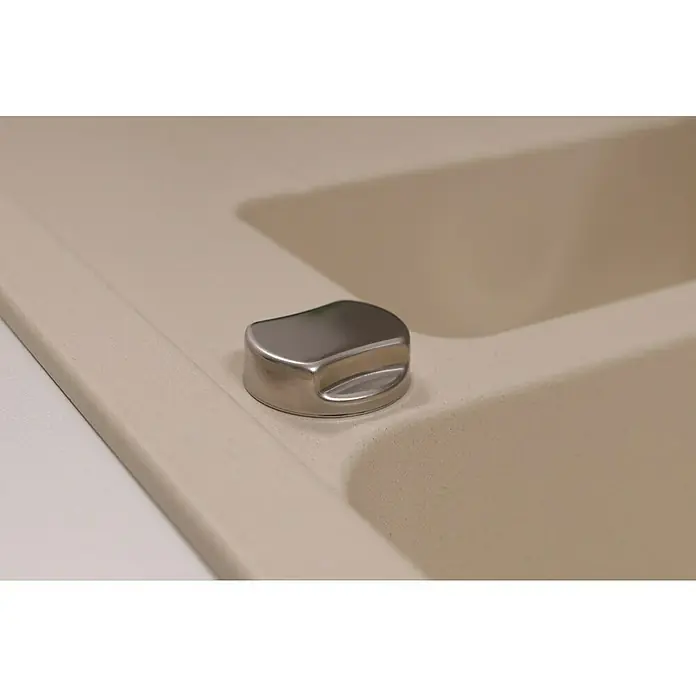 Respekta Einbauspüle Austin - 100 x 50 cm, Vanille, Anzahl Becken: 1,5 Stk. - Nahaufnahme einer Spüle mit poliertem, silbernem Abflussstopfen, der auf der beigen Oberfläche der Spüle sitzt.