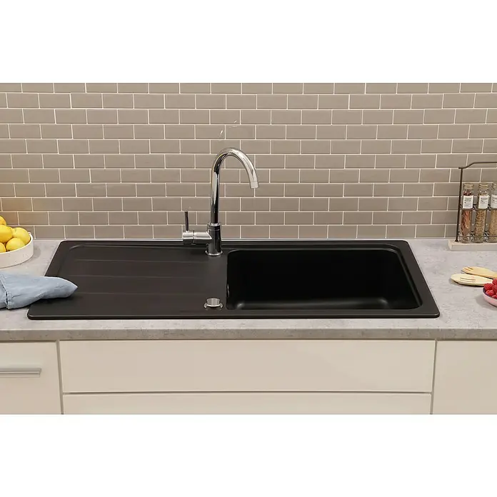 Respekta Einbauspüle Austin - 100 x 50 cm, Schwarz, Anzahl Becken: 1 Stk. - Hier ist ein modernes, schwarzes Spülbecken mit Abtropffläche und einem eleganten Chromhahn, eingebaut in eine helle Arbeitsplatte.