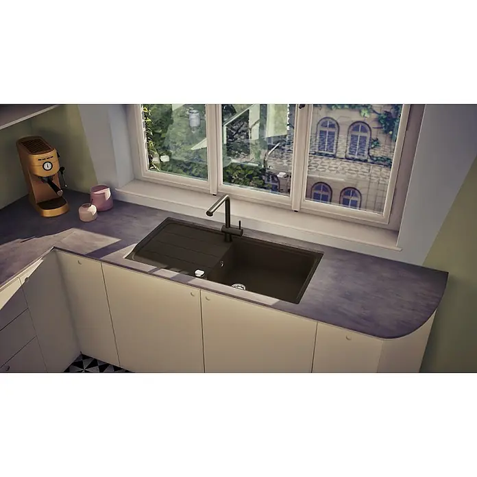 Respekta Einbauspüle Austin - 100 x 50 cm, Schwarz, Anzahl Becken: 1 Stk. - Nahaufnahme einer modernen schwarzen Küchenspüle unter einem Fenster, umgeben von einer stilvollen Arbeitsplatte und hellen Schränken.