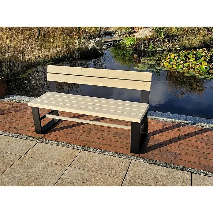 Joda Gartenbank Seeland - B x T x H: 161 x 40 x 80 cm, Fichte, Stahl, Natur/Schwarz - Diese Aufnahme zeigt eine moderne Gartenbank mit hellem Holz und schwarzen Metallbeinen, die vor einem Teich mit Seerosen steht.