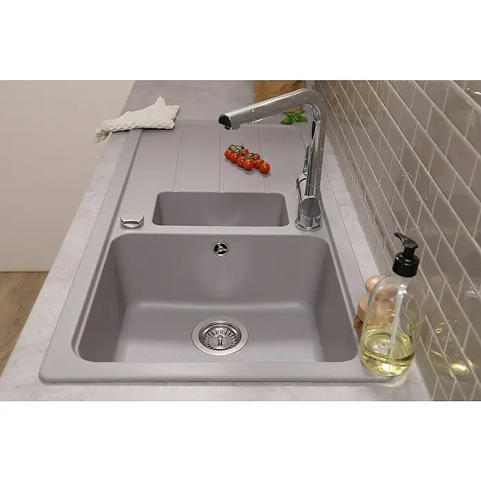Respekta Einbauspüle Austin - 100 x 50 cm, Grau, Anzahl Becken: 1,5 Stk. - Eine moderne, graue Spüle mit Abtropffläche, Chromarmatur und einigen roten Tomaten. Spülmittel und Bürste stehen bereit.