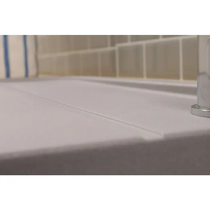 Respekta Einbauspüle Austin - 100 x 50 cm, Grau, Anzahl Becken: 1 Stk. - Nahaufnahme einer modernen Spüle mit einer Abtropffläche und einer stilvollen Armatur, die Funktionalität und elegantes Design vereint.