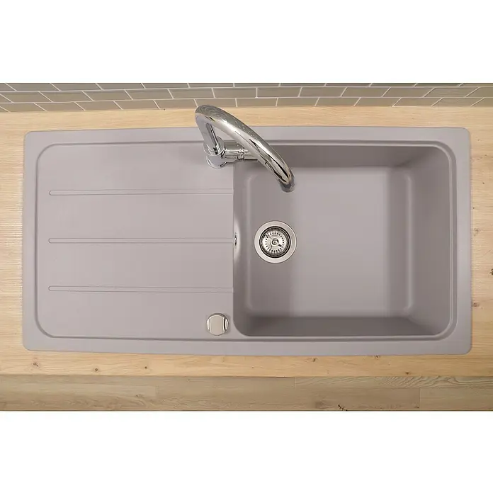 Respekta Einbauspüle Austin - 100 x 50 cm, Grau, Anzahl Becken: 1 Stk. - Detailaufnahme einer modernen, grauen Küchenspüle mit Abtropffläche und einem glänzenden, gebogenen Wasserhahn auf einer hellen Arbeitsplatte.