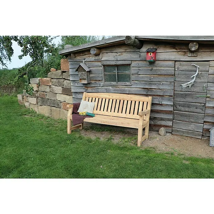 Joda Gartenbank Münsterland 3er-Sitzer - B x T x H: 175 x 75 x 95 cm, Lärche, Natur - Die Holzbank mit Kissen und Decke bietet einen gemütlichen Platz im Garten am rustikalen Holzschuppen.