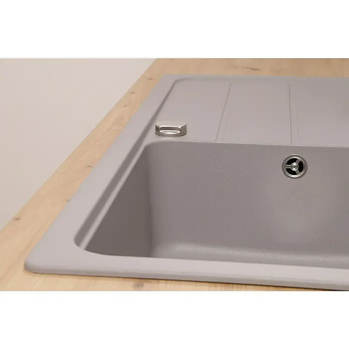 Respekta Einbauspüle Austin - 100 x 50 cm, Grau, Anzahl Becken: 1 Stk. - Nahaufnahme einer modernen Spüle aus grauem Steinmaterial, eingebettet in eine helle Holzarbeitsplatte, die Funktionalität und stilvolles Design vereint.