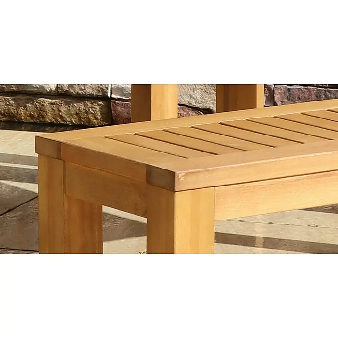Joda Gartenbank Perth - B x T x H: 142 x 38 x 46 cm, Eukalyptus, Natur - Nahaufnahme einer stilvollen Gartenbank aus Holz mit Lattenrostsitzfläche und robustem Gestell, ideal für den Außenbereich.