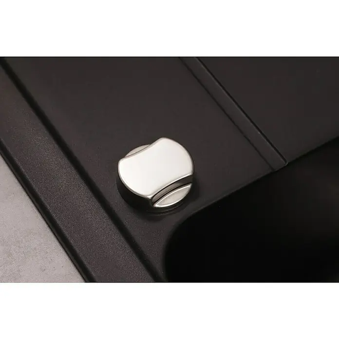 Respekta Einbauspüle Austin - 100 x 50 cm, Schwarz, Anzahl Becken: 1 Stk. - Nahaufnahme eines Drehknopfes aus glänzendem Metall auf einer dunklen, strukturierten Oberfläche, der zur Steuerung eines Geräts dient.