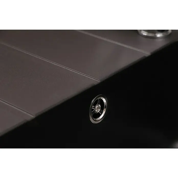Respekta Einbauspüle Austin - 100 x 50 cm, Schwarz, Anzahl Becken: 1 Stk. - Detailansicht einer modernen, schwarzen Küchenspüle mit einem eleganten, runden Abflussventil aus Edelstahl. Stilvolles Design für die moderne Küche.