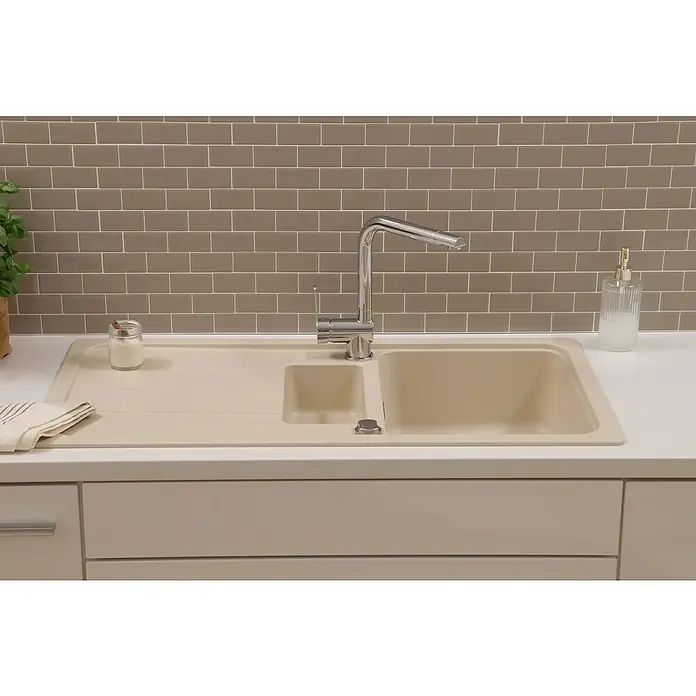 Respekta Einbauspüle Austin - 100 x 50 cm, Vanille, Anzahl Becken: 1,5 Stk. - Spültisch aus beigem Material mit Abtropffläche und modernem Wasserhahn, eingebaut in eine helle Küchenzeile.