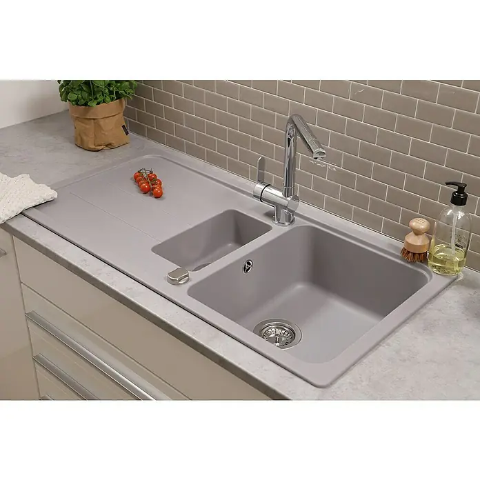 Respekta Einbauspüle Austin - 100 x 50 cm, Grau, Anzahl Becken: 1,5 Stk. - Spültisch mit Abtropffläche, eingelassener Spüle, Armatur und Spülmittelspender. Die graue Spüle ist mit frischen Tomaten geschmückt.
