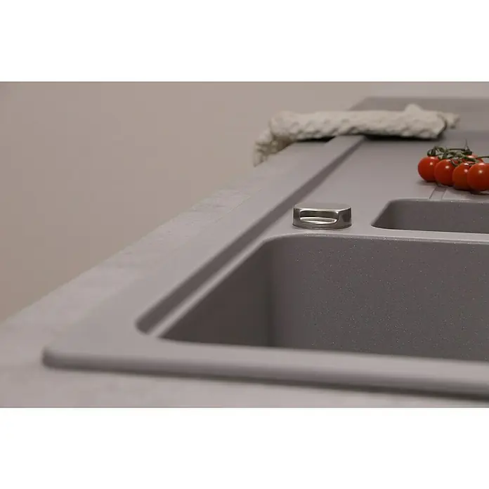 Respekta Einbauspüle Austin - 100 x 50 cm, Grau, Anzahl Becken: 1,5 Stk. - Nahaufnahme einer modernen grauen Spüle mit einem glänzenden Stopfen, ergänzt durch eine Stoffserviette und frische Kirschtomaten.