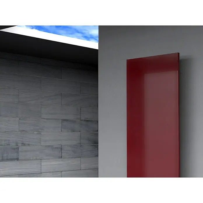 Szagato Designheizkörper Manhattan 2 - B x H: 470 x 1.200 mm, Wärmeleistung bei Vorlauftemperatur von 75 °C (D: 50): 799 W, Rot, Ohne Handtuchhalter - Ein modernes, burgunderrotes Heizpaneel an einer grauen Wand. Elegant und platzsparend, ideal für stilvolle Badezimmer.