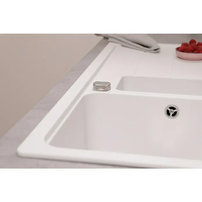 Respekta Einbauspüle Austin - 100 x 50 cm, Weiß, Anzahl Becken: 1,5 Stk. - Detailansicht einer modernen weißen Küchenspüle mit einem eleganten Abfluss und einem stilvollen, verchromten Knopf.